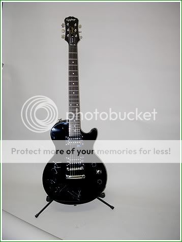 http://i673.photobucket.com/albums/vv98/jbcentral/Jonas_Brothers_Signed_guitar.jpg?t=1240414087 http://i673.photobucket.com/albums/vv98/jbcentral/Jonas_Brothers_Signed_guitar.jpg?t=1240414087