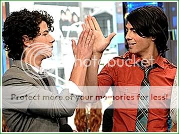 http://i673.photobucket.com/albums/vv98/jbcentral/jonas_brothers2.jpg?t=1241101138 http://i673.photobucket.com/albums/vv98/jbcentral/jonas_brothers2.jpg?t=1241101138